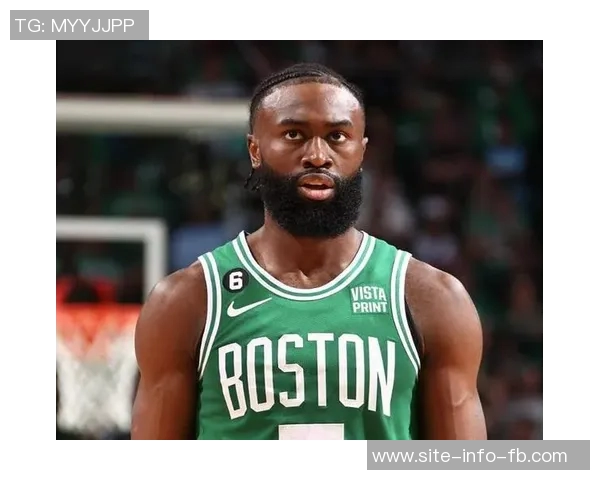 杰伦布朗半场表现惊艳10投8中三分命中率高达80砍下22分引领球队奋勇争先